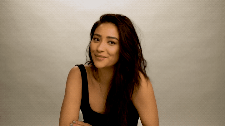 Shay Mitchel wysyła buziaki